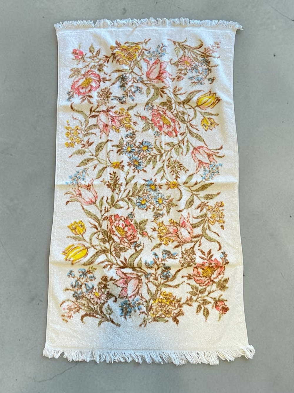 Vintage 1970s Fieldcrest Floral Bath Towel Fringe Wildflower Cottagecore 42x20